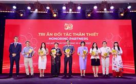 Tập đoàn DKT Vietnam trao cúp tri ân INVENCO nhân kỷ niệm 30 năm thành lập